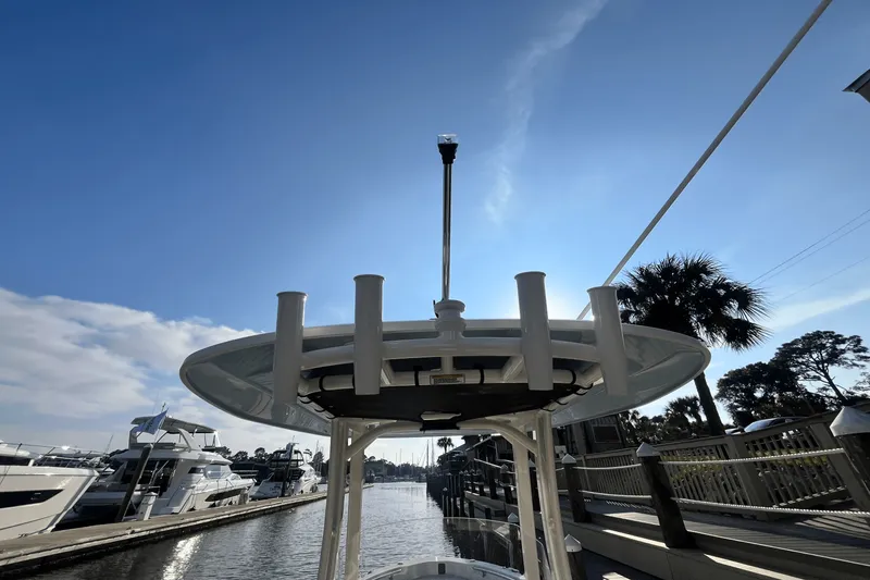 Slide: The Image of Boston Whaler 220 Dauntless 2025 - 22