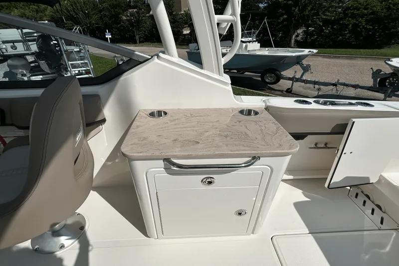 Slide: The Image of Boston Whaler 240 Vantage 2025 - 10