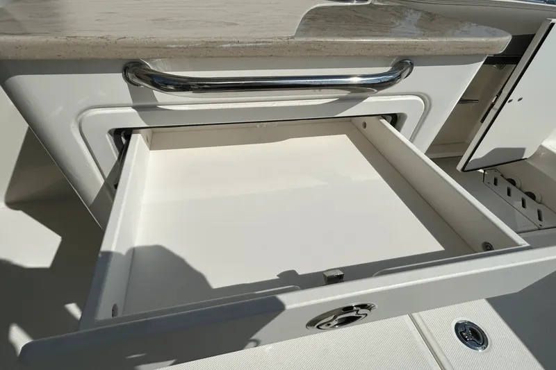 Slide: The Image of Boston Whaler 240 Vantage 2025 - 12