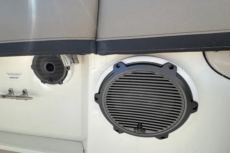 Slide: The Image of Boston Whaler 240 Vantage 2025 - 13