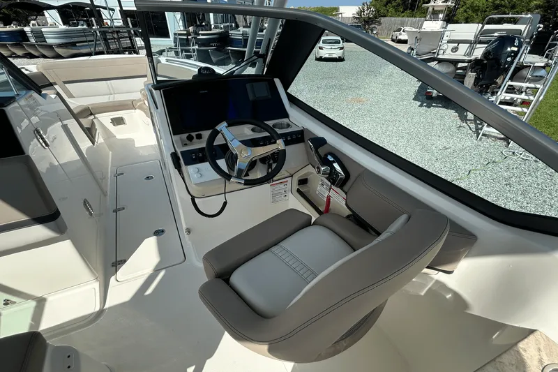 Slide: The Image of Boston Whaler 240 Vantage 2025 - 14