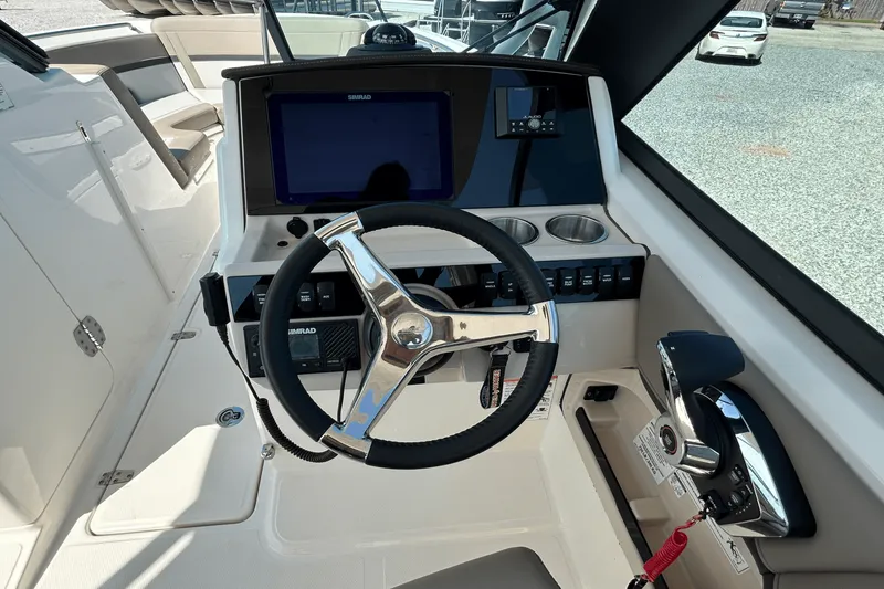 Slide: The Image of Boston Whaler 240 Vantage 2025 - 15