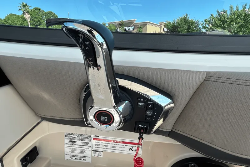 Slide: The Image of Boston Whaler 240 Vantage 2025 - 16