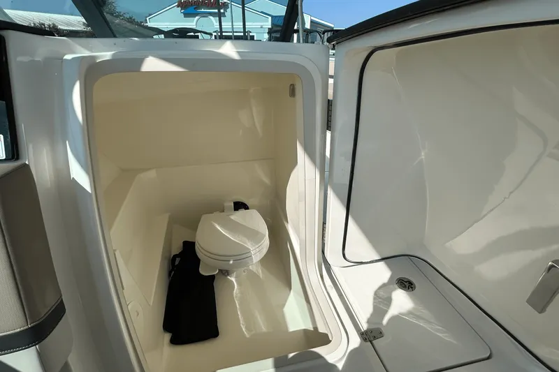 Slide: The Image of Boston Whaler 240 Vantage 2025 - 17