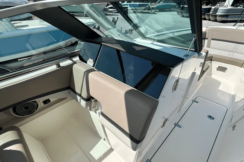 Slide: The Image of Boston Whaler 240 Vantage 2025 - 19