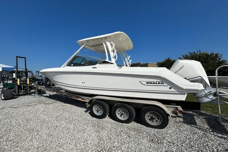 Slide: The Image of Boston Whaler 240 Vantage 2025 - 2