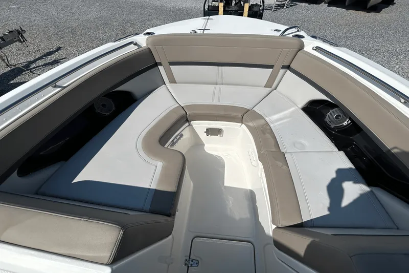 Slide: The Image of Boston Whaler 240 Vantage 2025 - 20