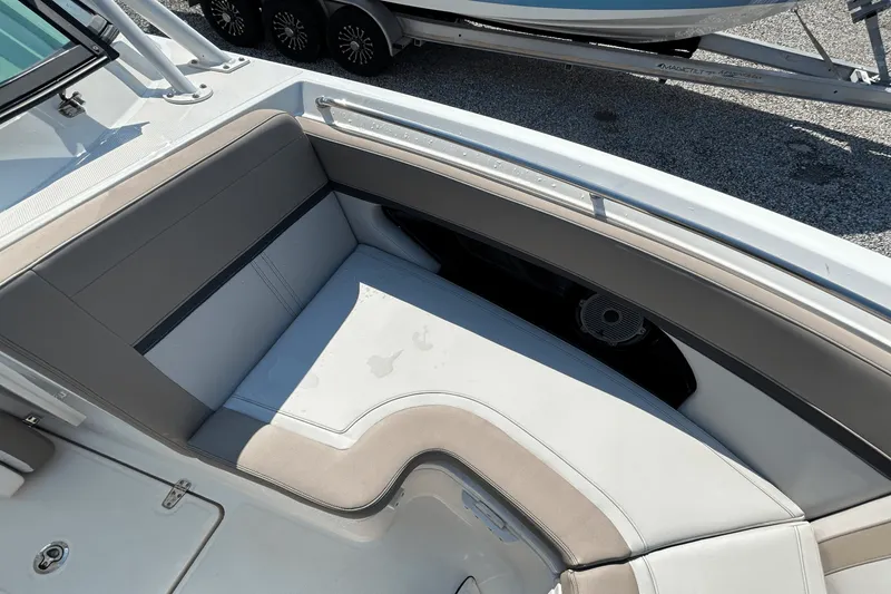 Slide: The Image of Boston Whaler 240 Vantage 2025 - 21