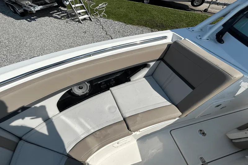 Slide: The Image of Boston Whaler 240 Vantage 2025 - 22