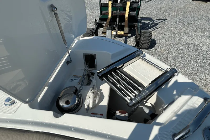 Slide: The Image of Boston Whaler 240 Vantage 2025 - 23