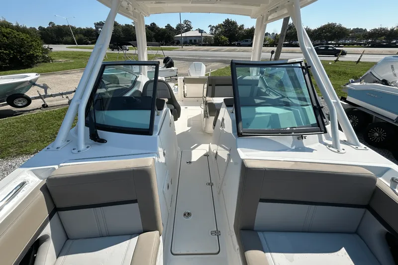 Slide: The Image of Boston Whaler 240 Vantage 2025 - 24