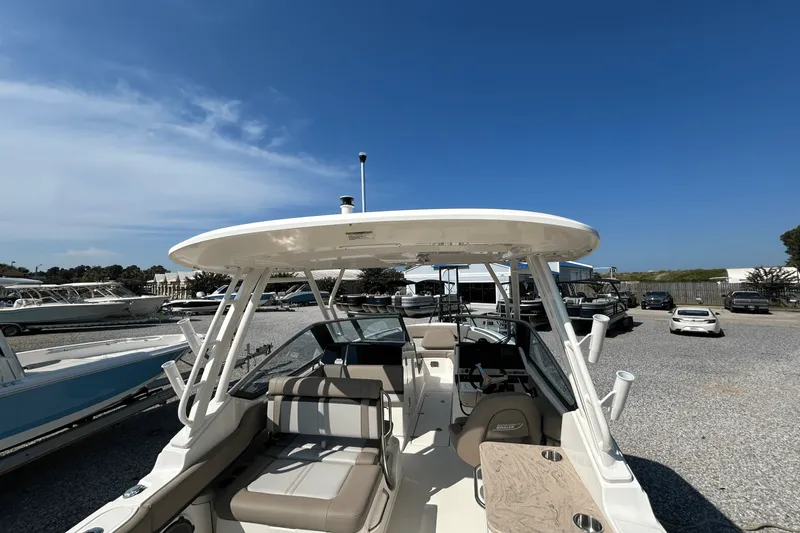 Slide: The Image of Boston Whaler 240 Vantage 2025 - 25