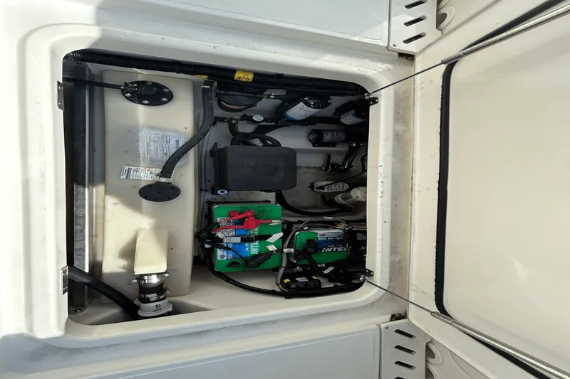 Slide: The Image of Boston Whaler 240 Vantage 2025 - 26