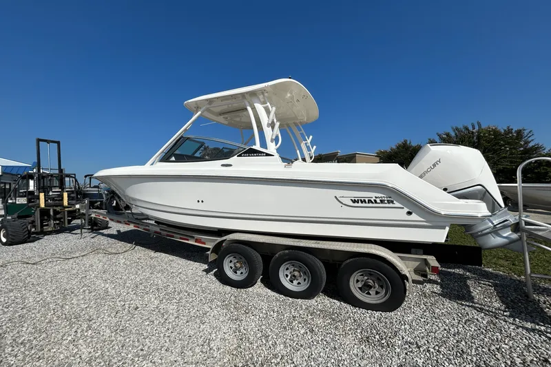 Slide: The Image of Boston Whaler 240 Vantage 2025 - 3