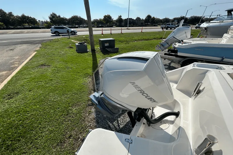 Slide: The Image of Boston Whaler 240 Vantage 2025 - 4