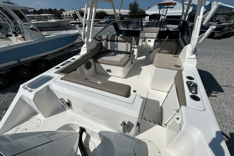 Slide: The Image of Boston Whaler 240 Vantage 2025 - 5