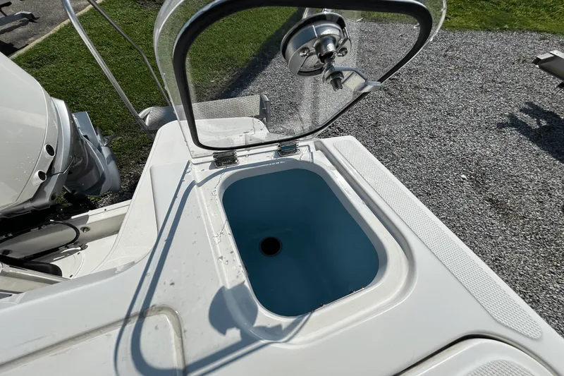 Slide: The Image of Boston Whaler 240 Vantage 2025 - 7