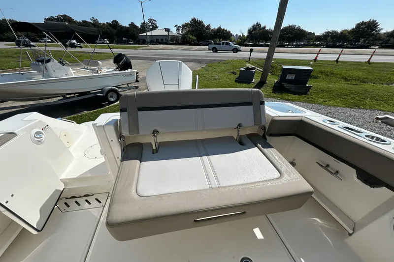 Slide: The Image of Boston Whaler 240 Vantage 2025 - 8
