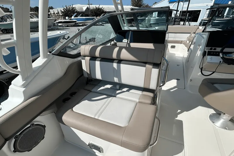 Slide: The Image of Boston Whaler 240 Vantage 2025 - 9