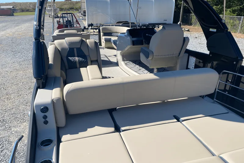 Slide: The Image of Harris Grand Mariner 250 2025 - 12