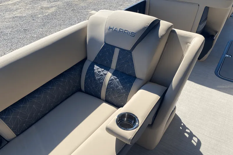 Slide: The Image of Harris Grand Mariner 250 2025 - 14