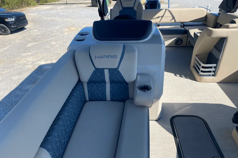 Slide: The Image of Harris Grand Mariner 250 2025 - 15