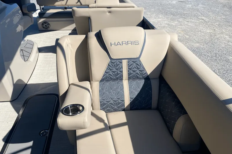 Slide: The Image of Harris Grand Mariner 250 2025 - 16