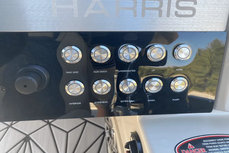 Slide: The Image of Harris Grand Mariner 250 2025 - 17