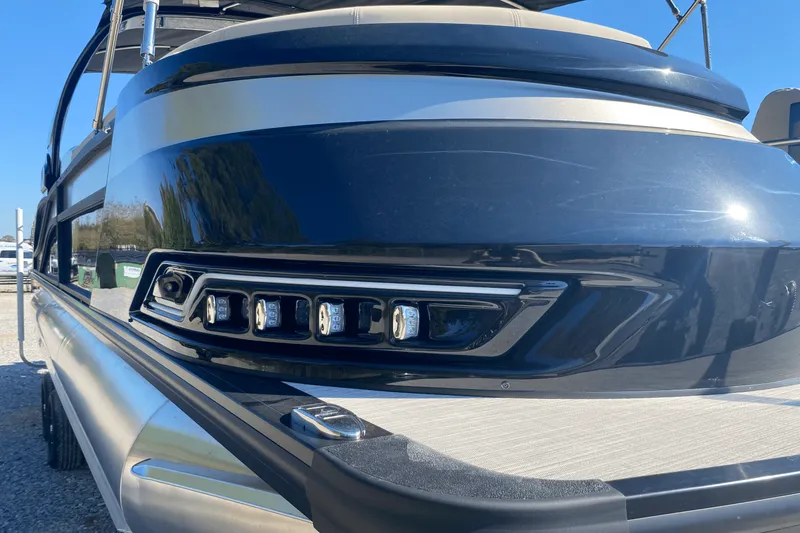 Slide: The Image of Harris Grand Mariner 250 2025 - 9