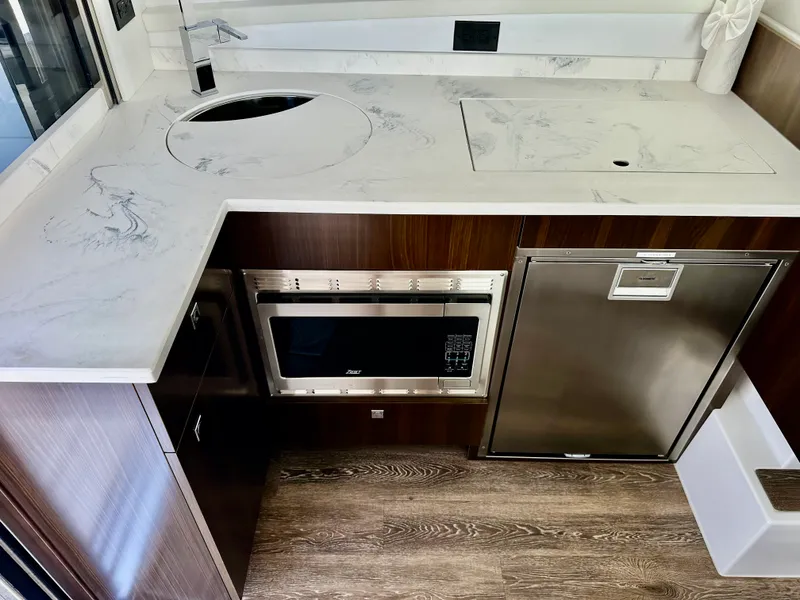 Slide: The Image of Cruisers Yachts 42 CANTIUS 2023 - 18