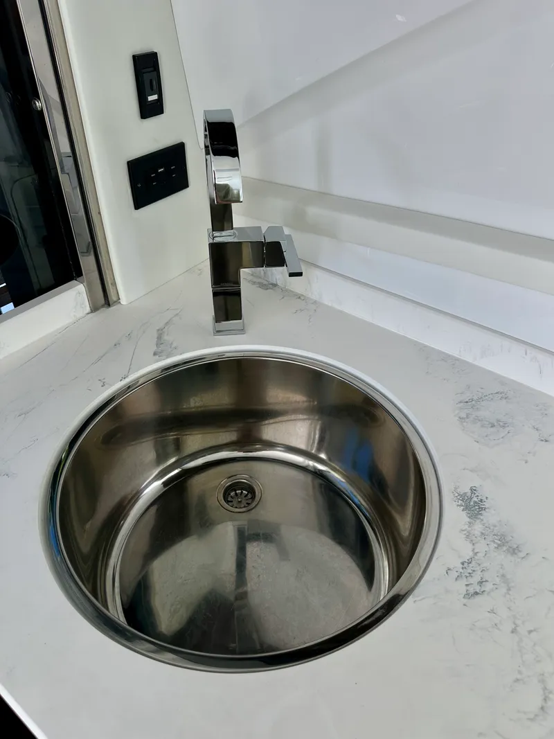 Slide: The Image of Cruisers Yachts 42 CANTIUS 2023 - 19