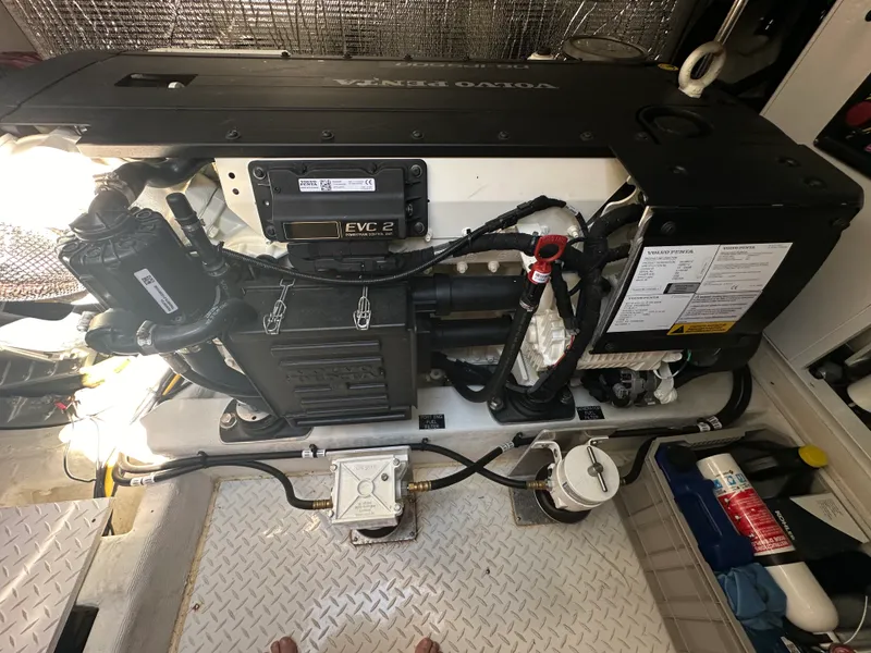 Slide: The Image of Cruisers Yachts 42 CANTIUS 2023 - 33