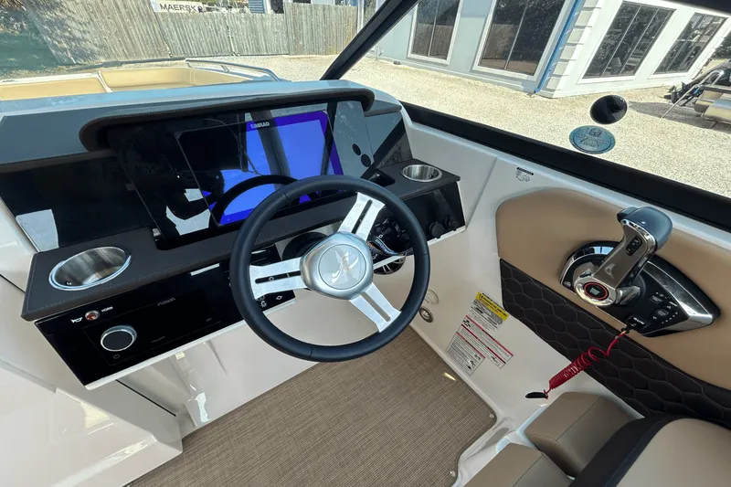 Slide: The Image of Sea Ray SDX 250 Outboard 2025 - 11