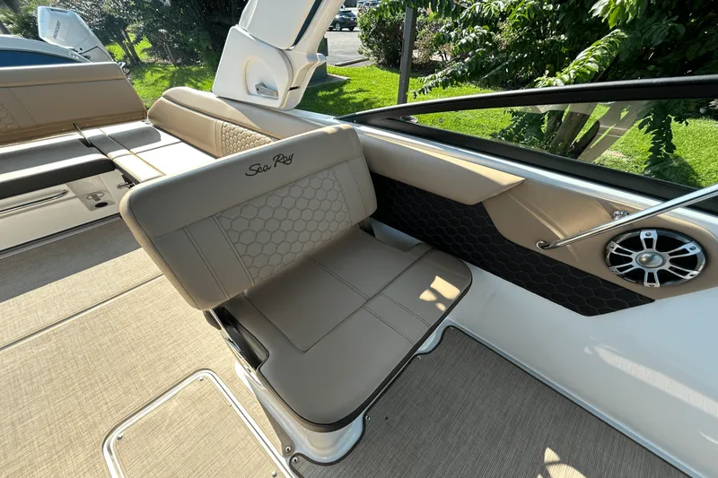 Slide: The Image of Sea Ray SDX 250 Outboard 2025 - 13
