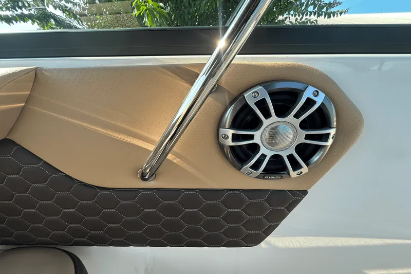 Slide: The Image of Sea Ray SDX 250 Outboard 2025 - 14