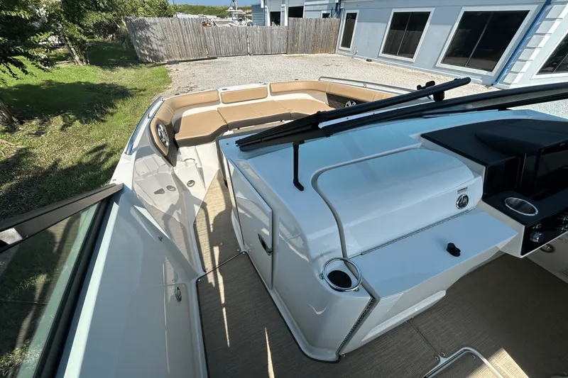 Slide: The Image of Sea Ray SDX 250 Outboard 2025 - 16