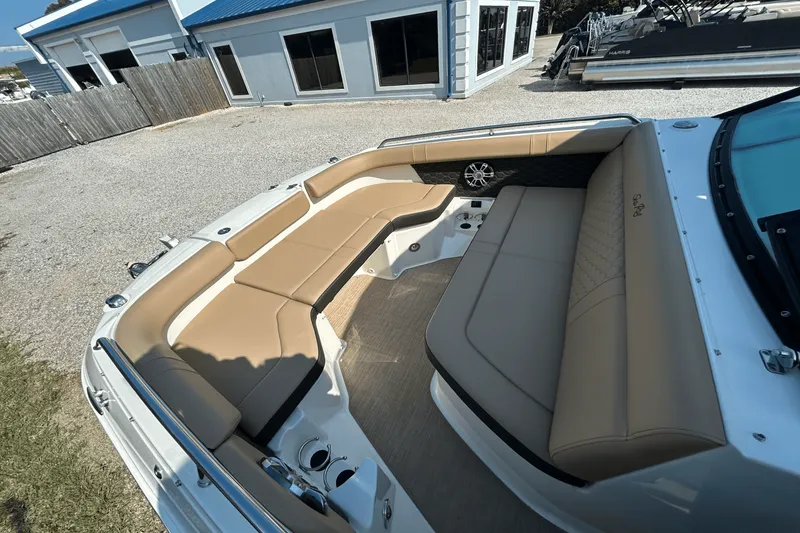 Slide: The Image of Sea Ray SDX 250 Outboard 2025 - 17