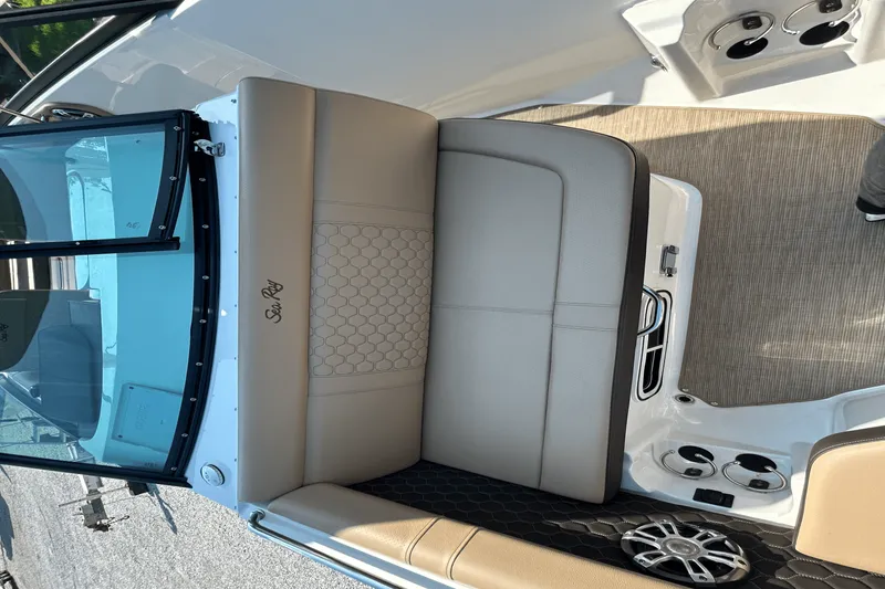 Slide: The Image of Sea Ray SDX 250 Outboard 2025 - 18