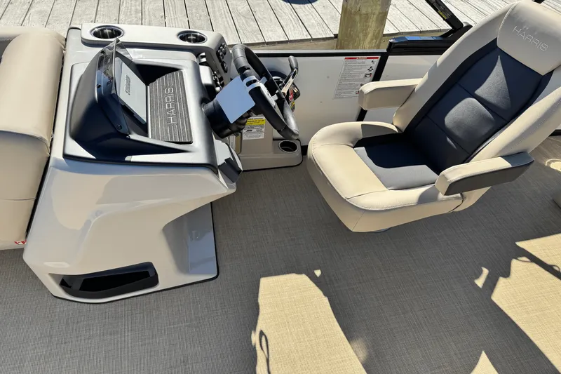 Slide: The Image of Harris 230 Cruiser 2025 - 17