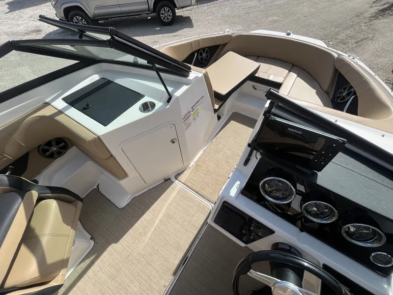 Slide: The Image of Sea Ray 190SPX 2021 - 10