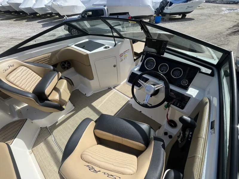 Slide: The Image of Sea Ray 190SPX 2021 - 9