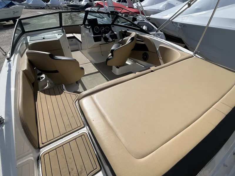 Slide: The Image of Sea Ray 190SPX 2021 - 8