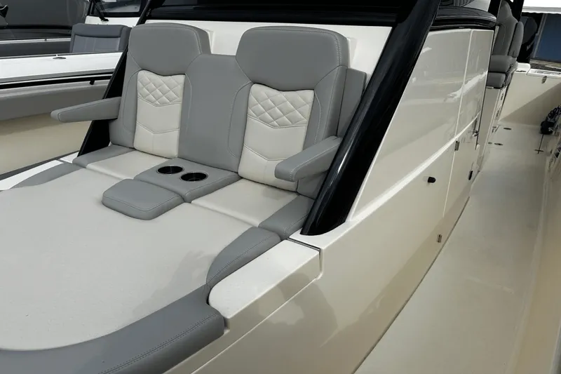 Slide: The Image of Scout 330 LXF 2025 - 13