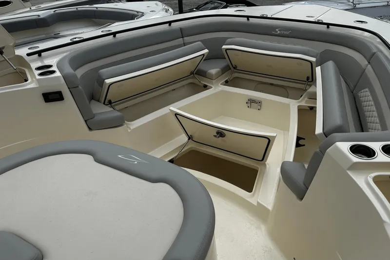 Slide: The Image of Scout 330 LXF 2025 - 15