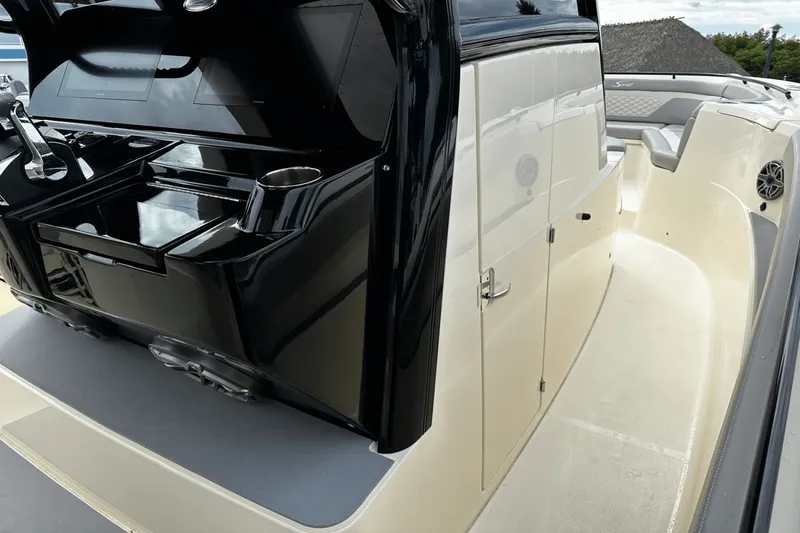 Slide: The Image of Scout 330 LXF 2025 - 16