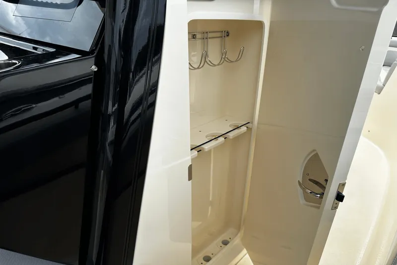 Slide: The Image of Scout 330 LXF 2025 - 17