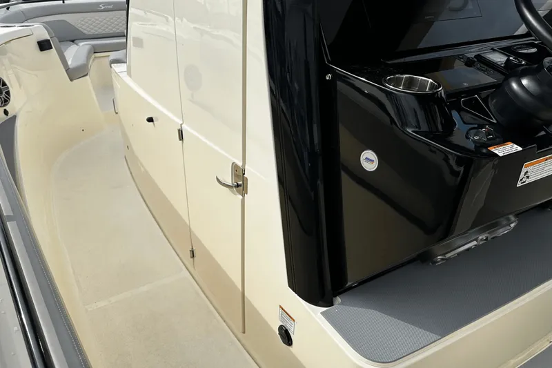 Slide: The Image of Scout 330 LXF 2025 - 18