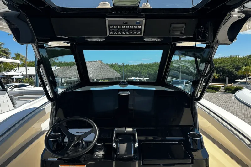 Slide: The Image of Scout 330 LXF 2025 - 20