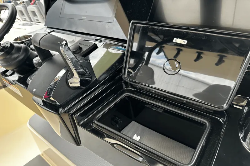 Slide: The Image of Scout 330 LXF 2025 - 23