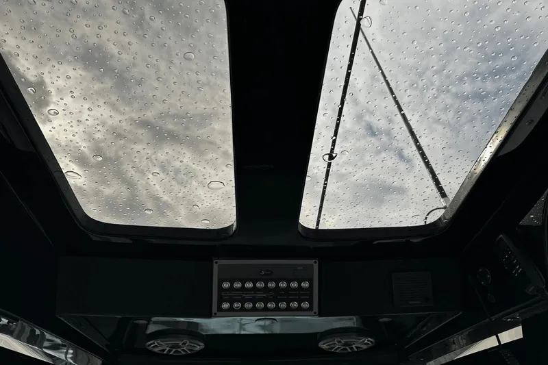 Slide: The Image of Scout 330 LXF 2025 - 24